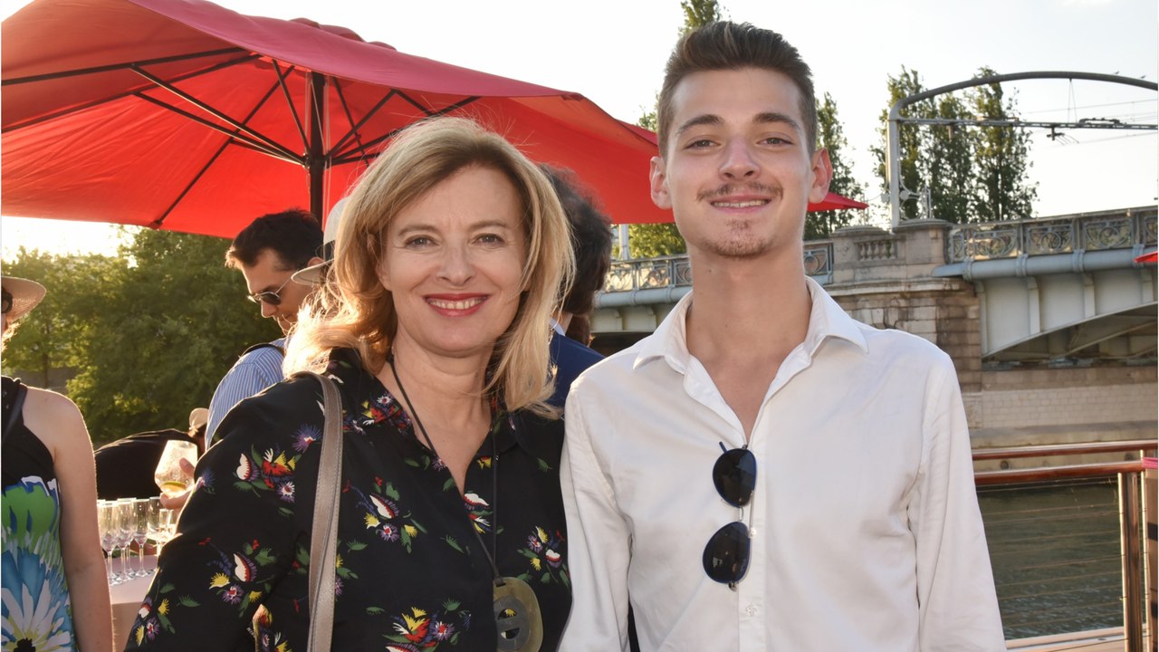 GALA VIDEO - “Je retiens mes larmes” : Valérie Trierweiler bouleversée par son fils Léonard
