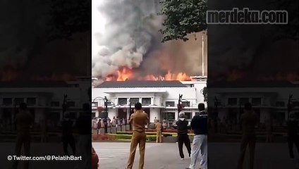 Sosok Pria Berompi Hitam Ditangkap saat Kebakaran Gedung Balai Kota Bandung