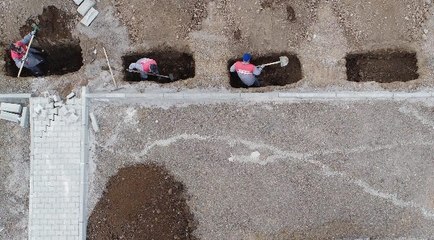 Mezarlıkta kış hazırlığı! Toprak donmadan kazıyorlar…