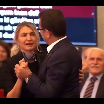 İmamoğlu çiftinin romantik anları! Dilek İmamoğlu şaşkınlığını gizleyemedi