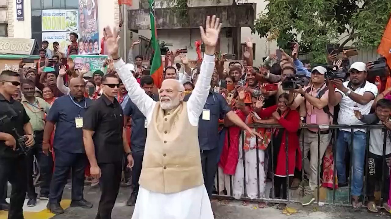 PM Modi breaks protocol in Bengaluru, gets off his car at traffic signal to greet supporters
