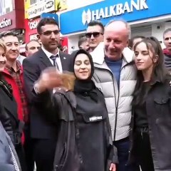 Kendisiyle fotoğraf çektiren genç, Muharrem İnce'ye "Sen kimsin?" diye sordu