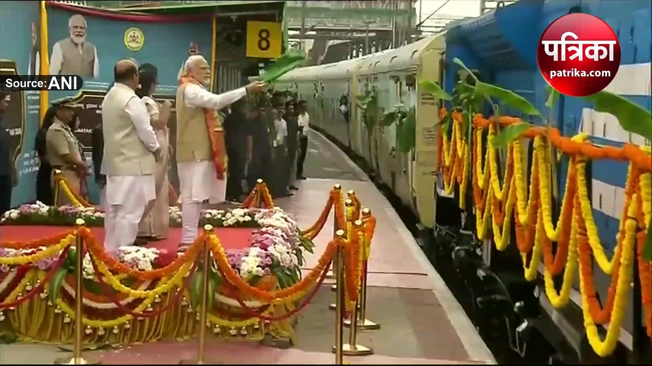 पीएम मोदी ने भारत गौरव काशी दर्शन ट्रेन को दिखा...