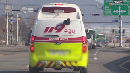 [뉴스큐] 구급차 "비켜주세요" 호소에도...2분 30초 '요지부동' / YTN