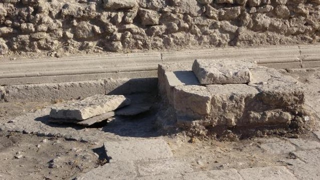 ALEXANDRİA TROAS ANTİK KENTİ'NDE 1900 YILLIK 2 ATIK SU KANALI BULUNDU
