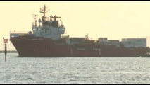 La Ocean Viking entra nel porto militare di Tolone
