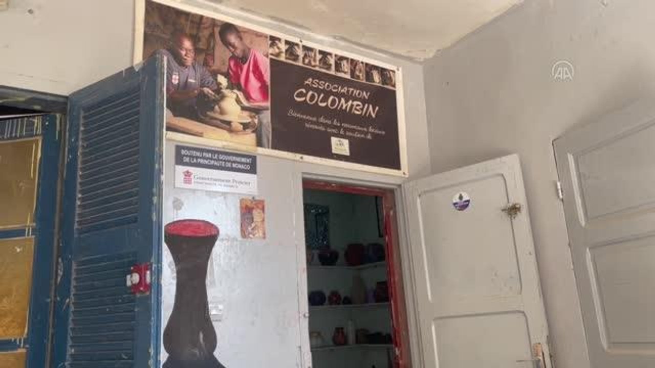 Senegalli çömlek ustası, kimsesiz ve engelli ço...