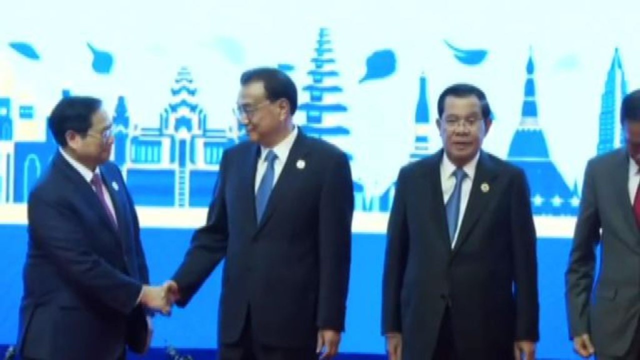 Il premier cinese Li Keqiang arriva al vertice Asean in Cambogia