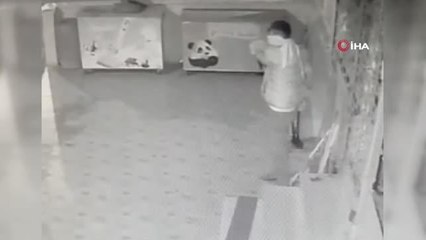 Arnavutköy'de sakar hırsızlar kamerada: Biri düştü, diğerleri açamadıkları kapı için kavga edince yakalanmanın eşiğine geldiler