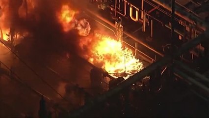 Espectacular incendio de una refinería de petróleo en California (EEUU)