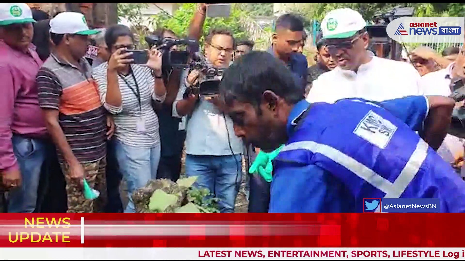 ডেঙ্গির সচেতনতা প্রচারে ফিরহাদ হাকিম, বেলচা হাতে সাফ করলেন আবর্জনা