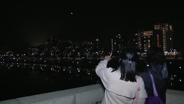 Tailandia celebra su Festival de las Luces coincidiendo con la 'Luna de sangre'