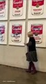 Australie: Regardez des manifestants pro-climat qui ont collé, ce matin, leurs mains sur les protections transparentes de la célèbre oeuvre d’Andy Warhol 