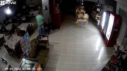 Imagens registram ação de bandido em restaurante no centro da cidade