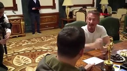 Sean Penn'den Zelenski'ye ziyaret; Oscar heykelini hediye etti