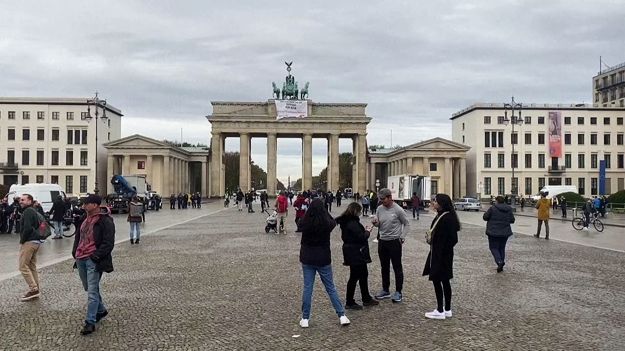 Aktivistinnen der 'Letzten Generation' besteigen Brandenburger Tor