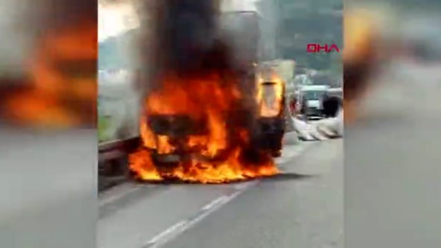 Seyir halindeki kamyonet alev alev yandı