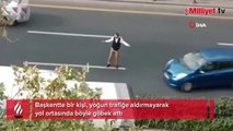 Trafiği umursamadı, yol ortasında böyle göbek attı