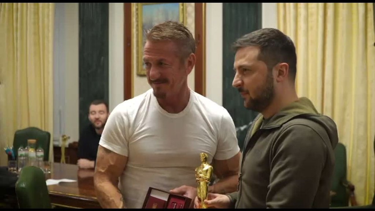 Sean Penn torna in Ucraina e presta il suo Oscar a Zelensky