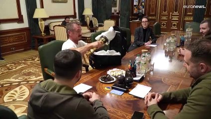 Sean Penn entrega Óscar a Zelenskyy