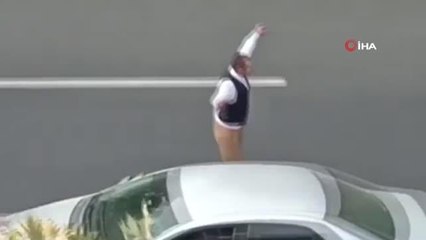 Trafiği umursamadı, yol ortasında göbek böyle attı