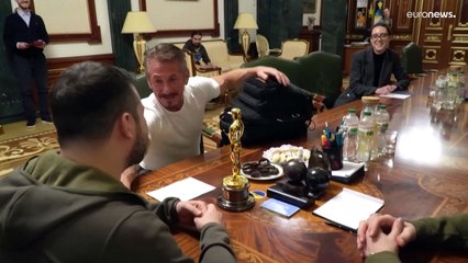 Sean Penn deposita en Kiev uno de sus dos premios Oscar hasta que Ucrania gane la guerra