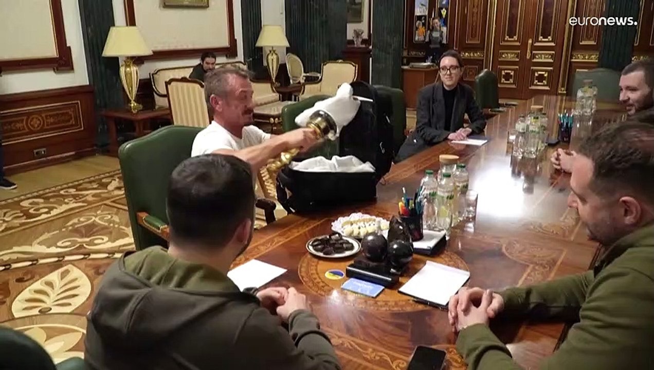 Sean Penn regala un suo Oscar a Zelensky