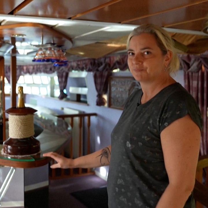 Ils rénovent le bateau de croisière, assemblé par leur père, en famille