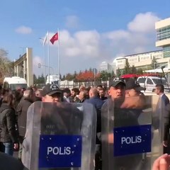 Başkent'te öğretmenler ters kelepçeyle müdahale