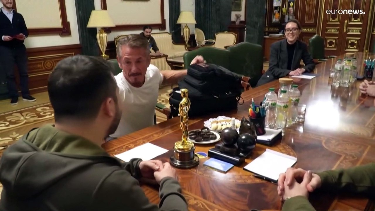 'Oscar' für Selenskyj: Sean Penn schenkt ukrainischem Präsident Trophäe