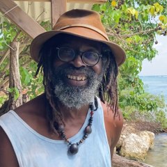 Pierrot fait revivre la tradition de l’indigo à Marie-Galante