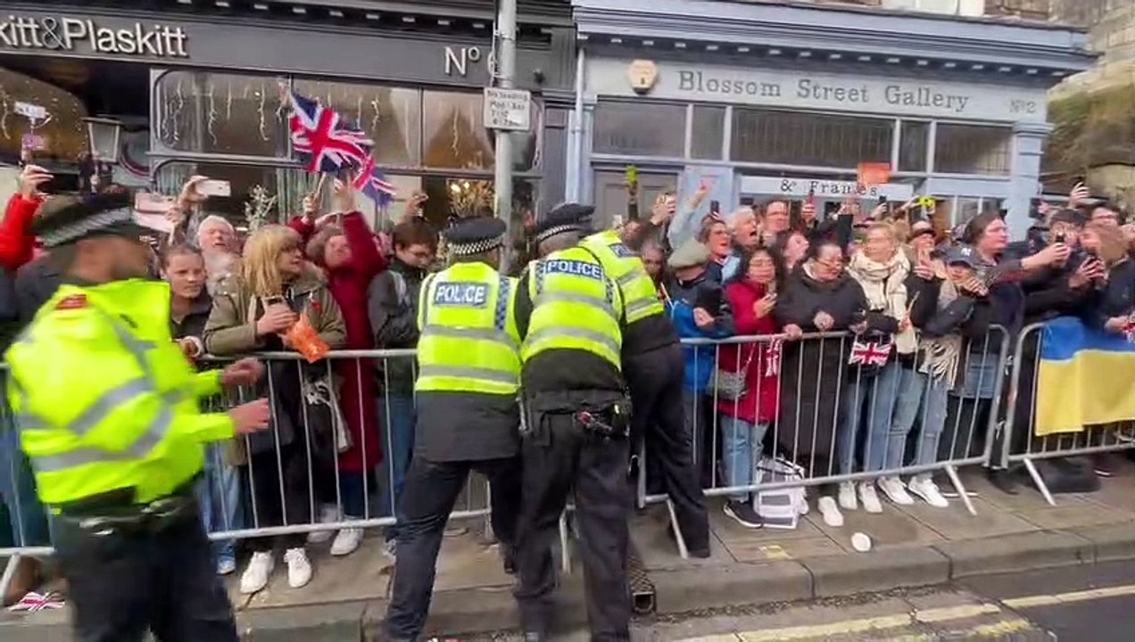 Le roi Charles III et la reine consort Camilla ont été visés par des jets d’oeufs lors d’une visite à York - VIDEO