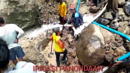 Camat Mekarmukti didampingi Kades Jagabaya Tinjau Gotongroyong lrigasi Panondaan Secara Manual