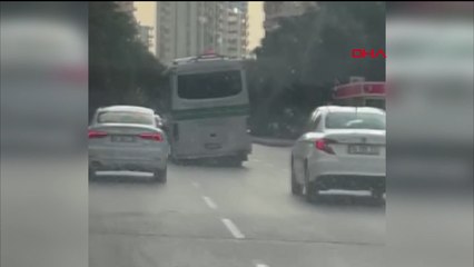 Özel halk otobüsü, trafikte sola yatık halde ilerledi