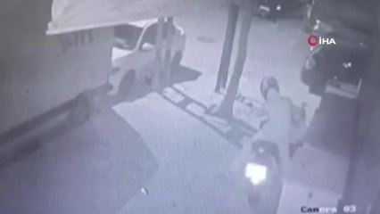 Avcılar'da 60 bin TL değerindeki motosikleti kilitleri kırarak çaldılar...O anlar kamerada