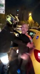 Ataşehir'de taksici ve motosikletli arasında yol verme kavgası kamerada