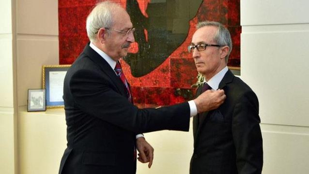 AK Parti'den milletvekili adayı olmuştu! CHP'ye katılan Necip Zeydan'a rozetini bizzat Kılıçdaroğlu taktı