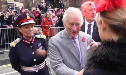 İngiltere Kralı 3. Charles ve eşi Camilla'ya yumurtalı saldırı! Protestocu "Bu ülke kölelerin kanı üzerine inşa edildi" diye bağırdı
