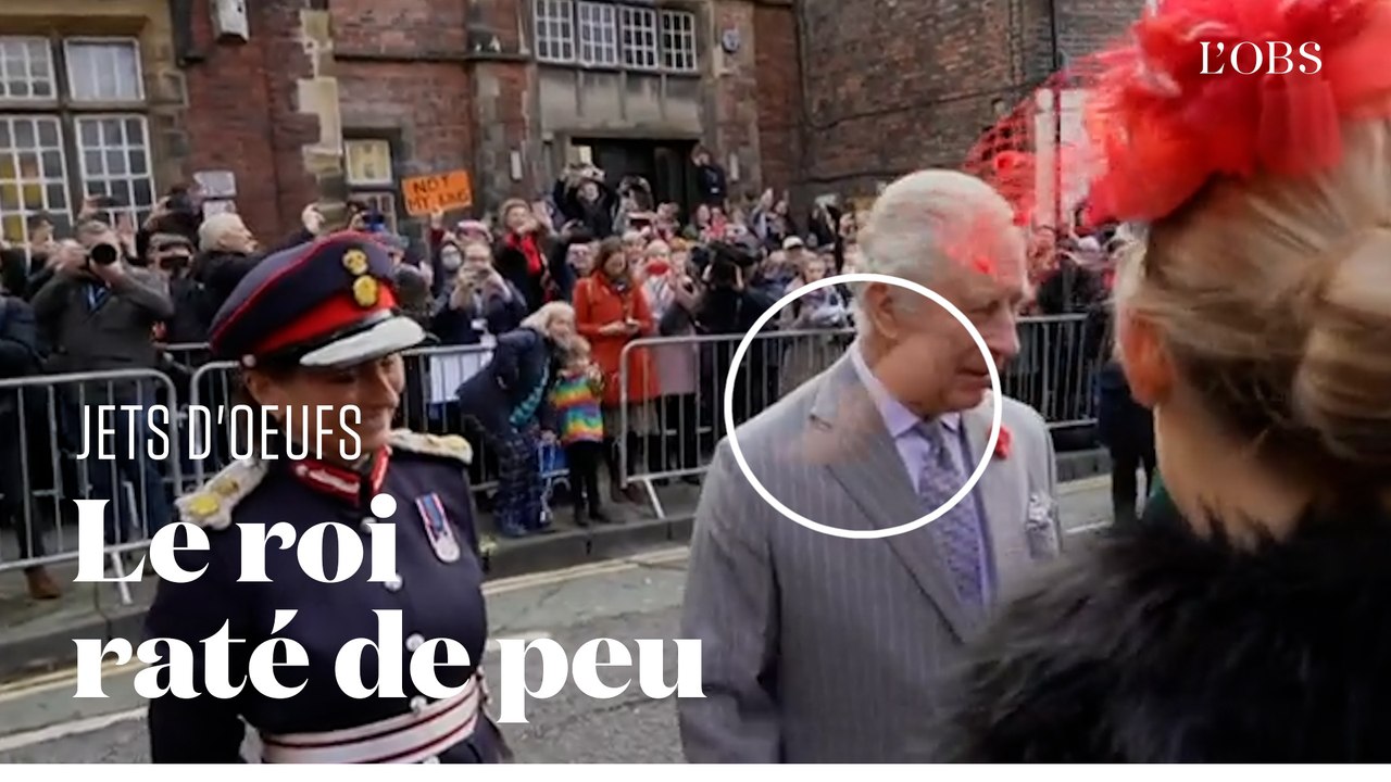 Le roi Charles III visé par trois jets d’œufs, un homme arrêté