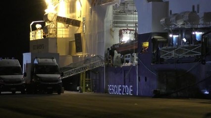 下载视频: Catania, lo sbarco dei migranti dalla Geo Barents