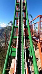 لعبة أفعوانية مرعبة.. مقطع فيديو لقطار الموت يسير بسرعة فوق قمة جبل