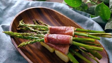 Esparragos con jamón y lingotes de papa