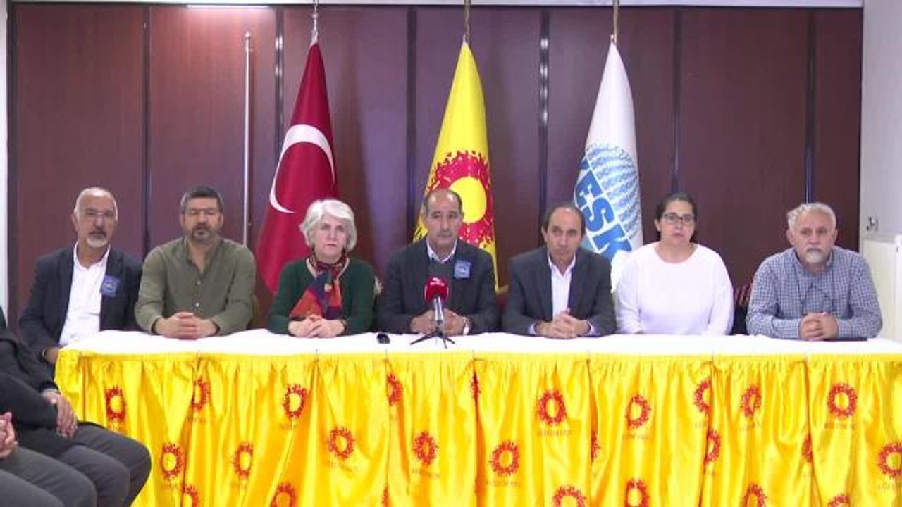 Eğitim Sen ve Kesk, 'Meslek Nöbeti' Tutmak İsteyen Eğitimcilerin Gözaltına Alınmasını 'Kırmızı Kart' Göstererek Protesto Etti