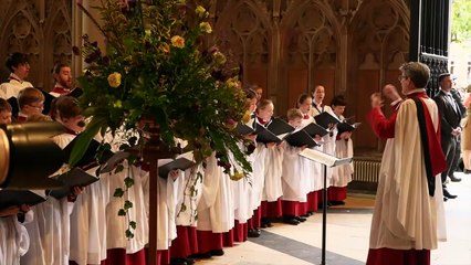 King unveils statue of the late Queen at York Minster