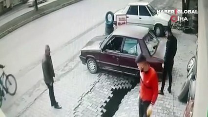 Kaldırımın çökme anı kamerada! 6 metre uzunluğunda çukur oluştu