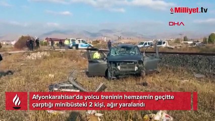 Afyonkarahisar'da tren, hemzemin geçitte minibüse çarptı: 2 yaralı