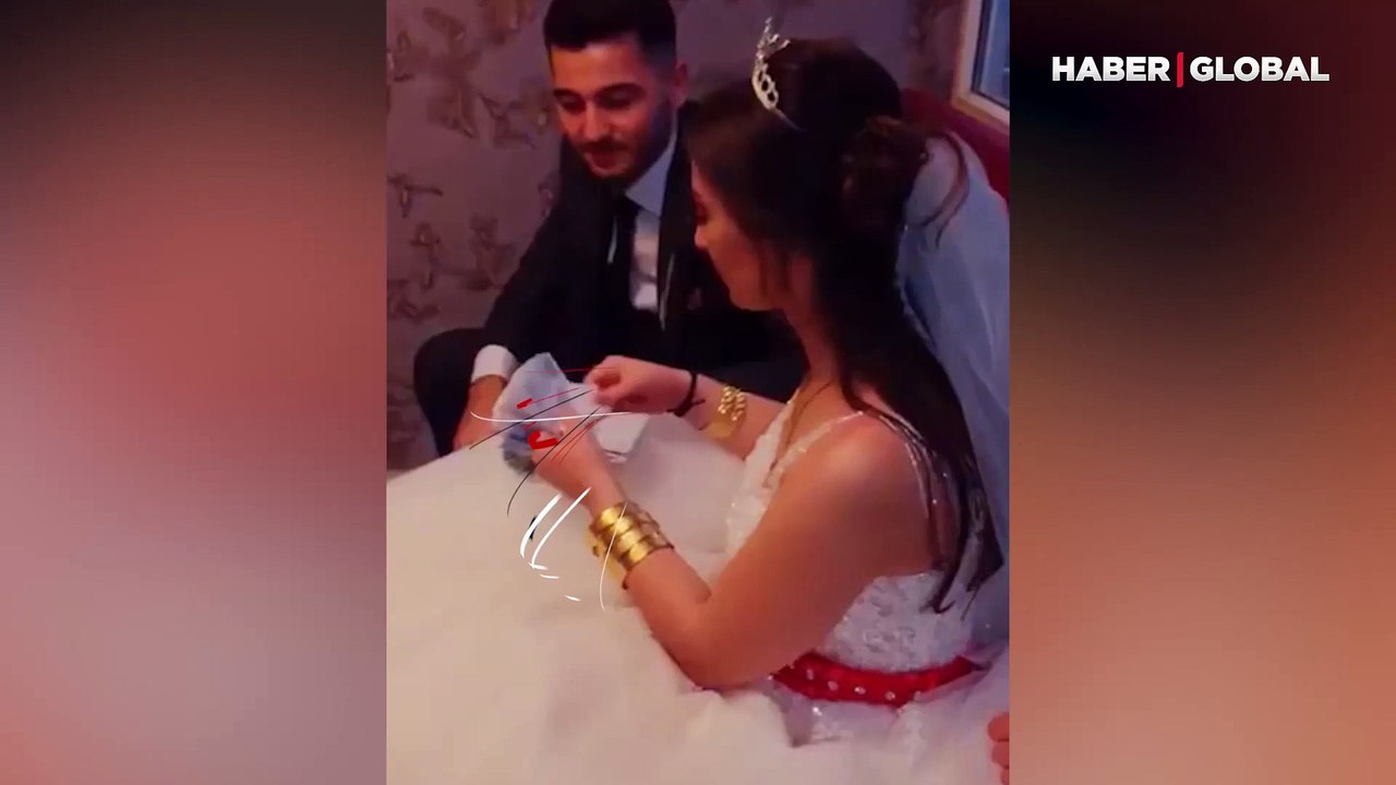 Düğünde takılan takıları 'para sayma makinesi' gibi sayan gelin gündem oldu