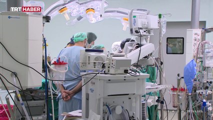 Yapay kalple yaşayan doktor şifa dağıtıyor