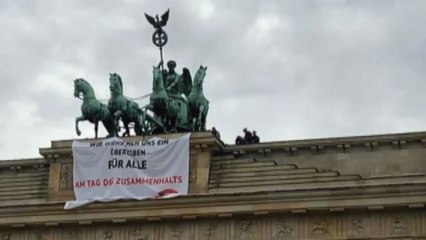 Berlino, attivisti di Last Generation sulla Porta di Brandeburgo
