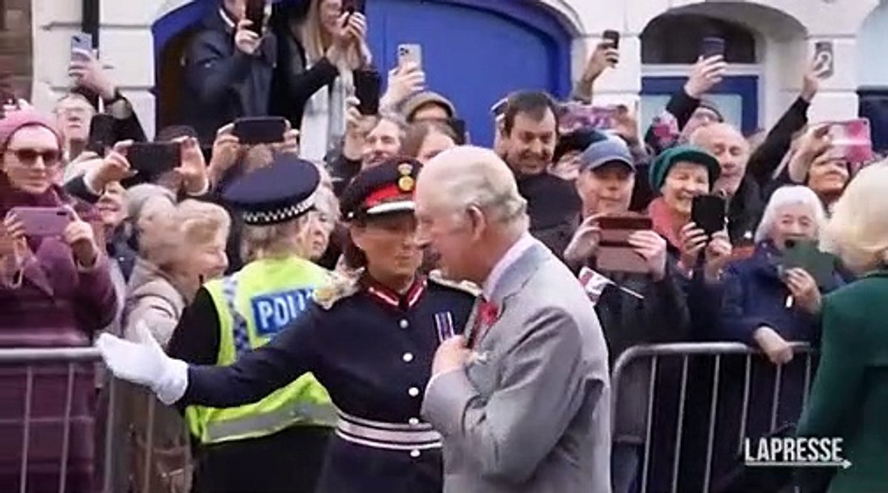Lancio di uova contro re Carlo e Camilla: arrestato un 23enne